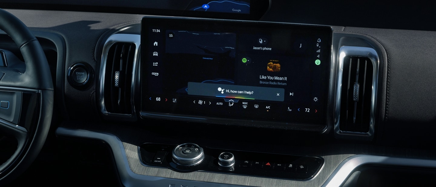 Vue à partir du siège conducteur de l’expérience numérique Ford sur le tableau de bord et l’écran tactile central.