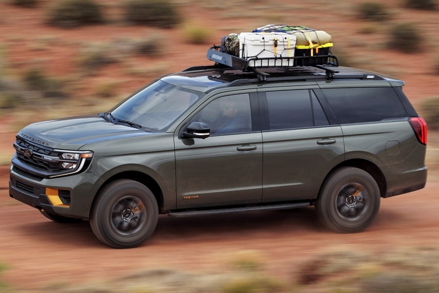 UnFord Expedition® 2025 conduit sur un chemin de terre