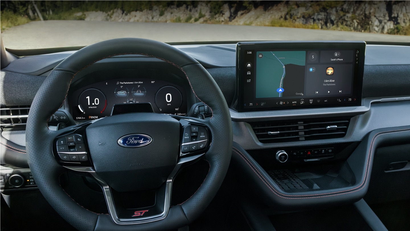 Vue à partir du siège conducteur de l’expérience numérique Ford sur le tableau de bord et l’écran tactile central.