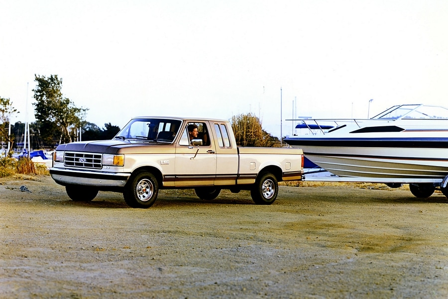 Ancien modèle de camion Ford F-150® tirant un bateau