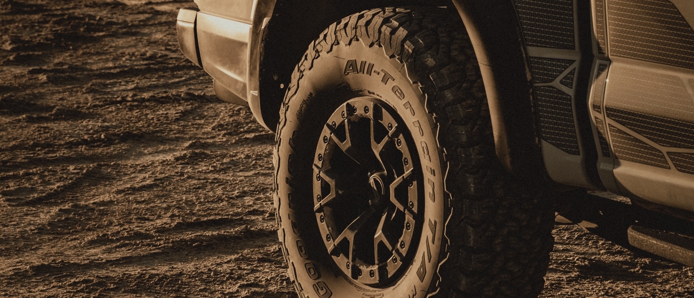 Les roues avec pneus tout-terrain de 37 pouces du Ford F-150 Raptor R 2023