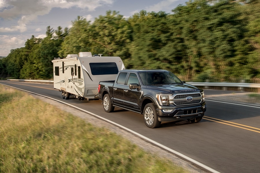 Un Ford F 150 tire un véhicule de camping le long d'une autoroute