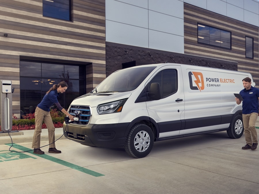 Une personne recharge un fourgon E-Transit.