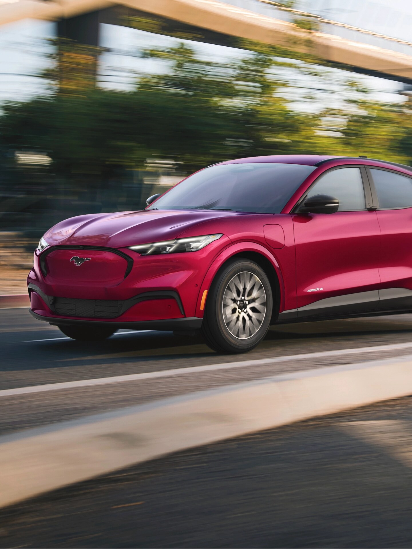 Mustang Mach-E circulant sur une route urbaine.