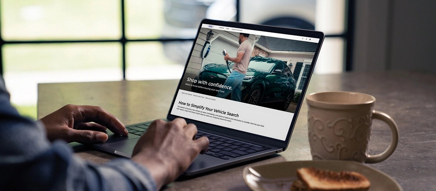 Personne consultant la page Magasin sur un ordinateur portable.