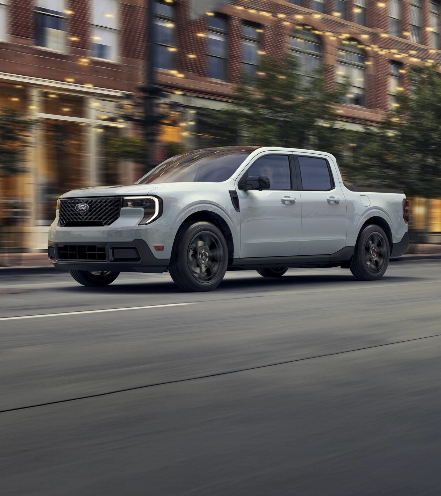 Ford Maverick sur une route urbaine.