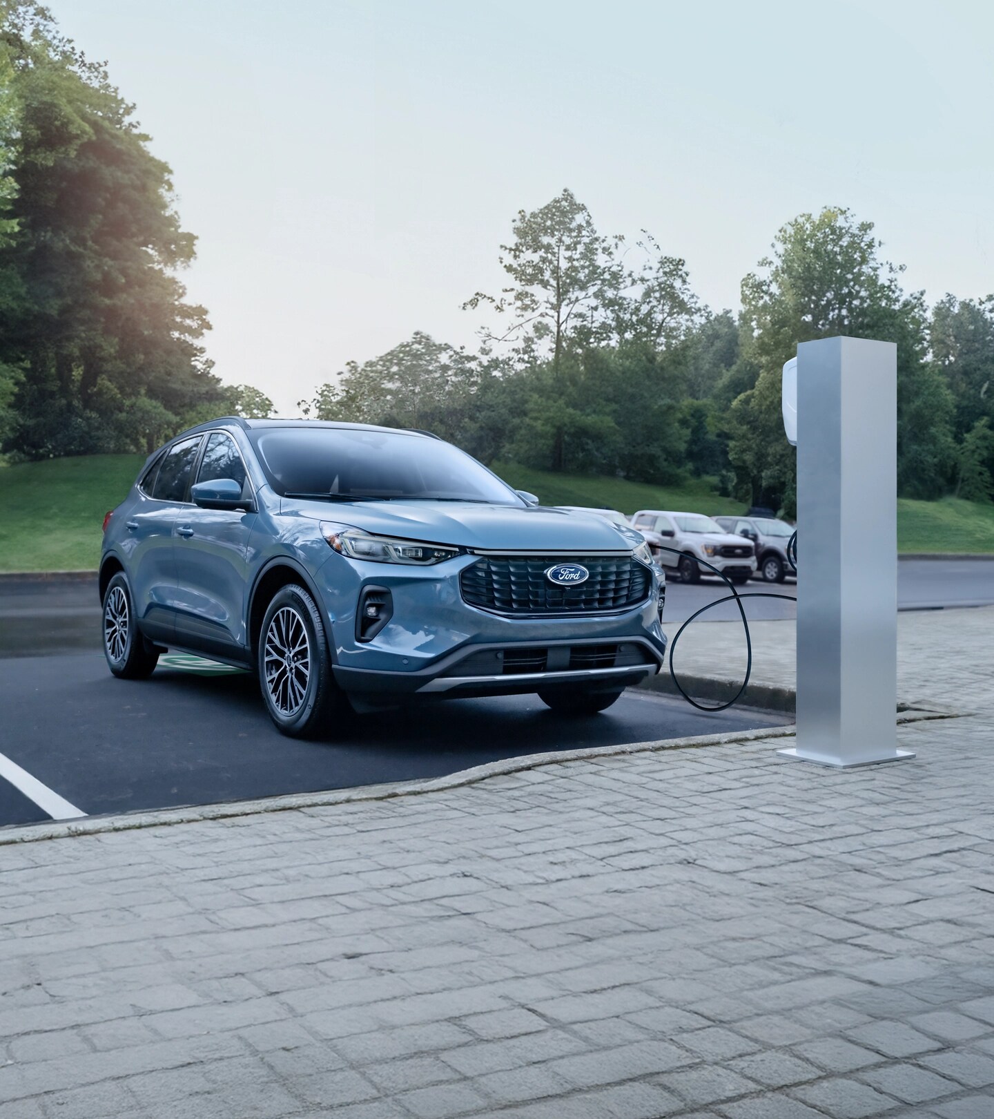 Un Ford Escape branchée à une borne de recharge publique.