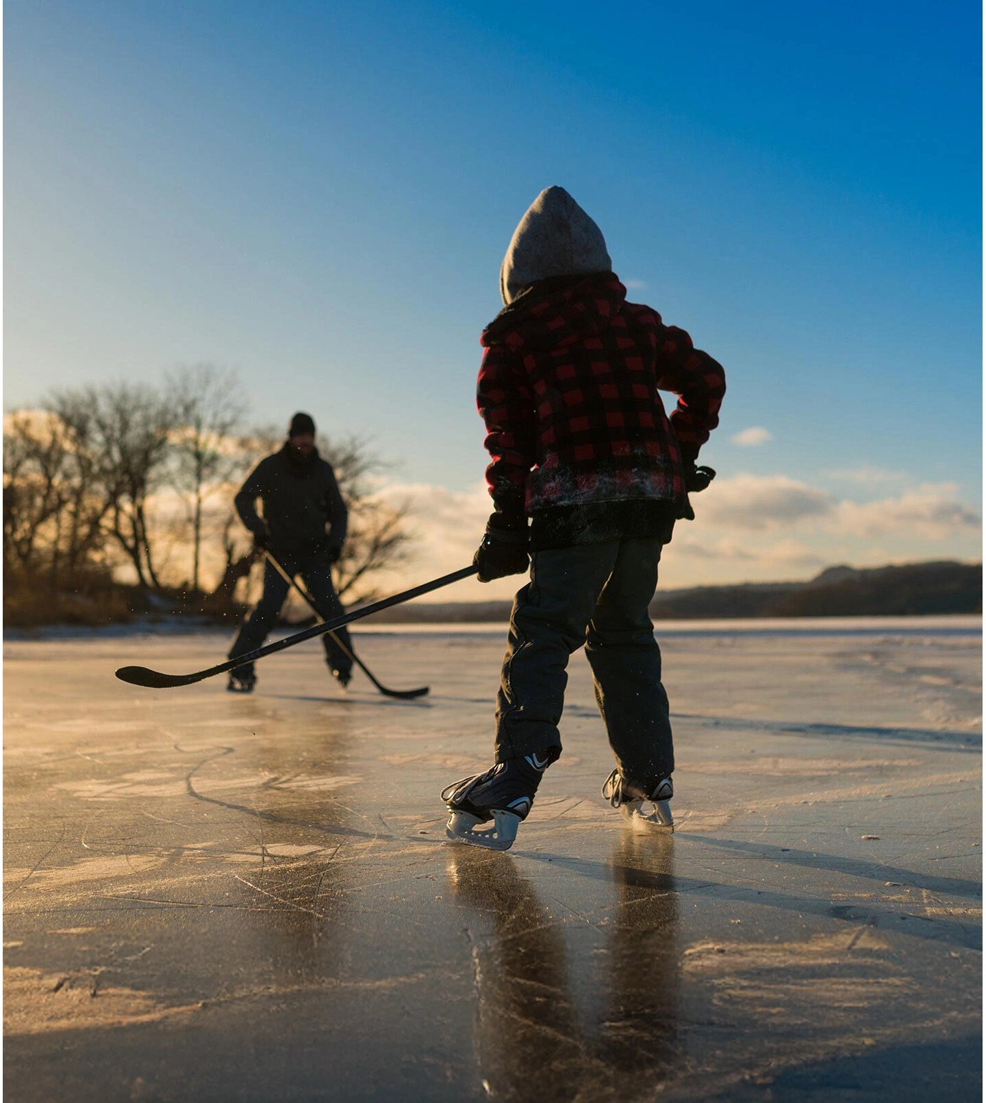 Deux enfants jouent au hockey.