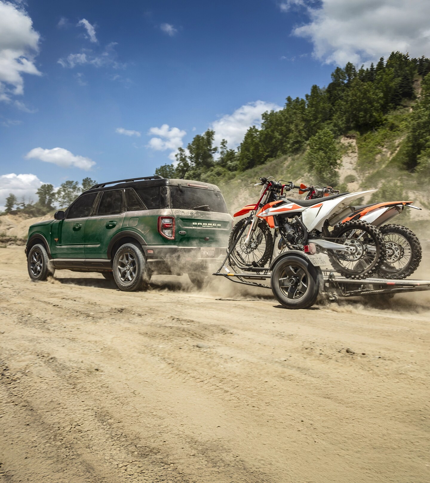 Ford Bronco Sport avec une remorque chargée de motos tout-terrain.