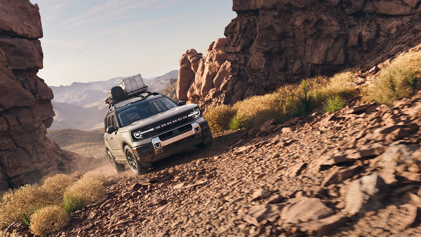 Un VUS Ford Bronco Sport® 2025 circulant sur un chemin de terre