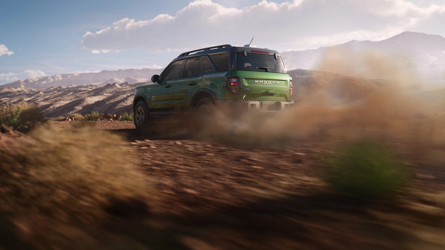 Un Ford Bronco Sport® 2025 conduit sur un chemin de terre