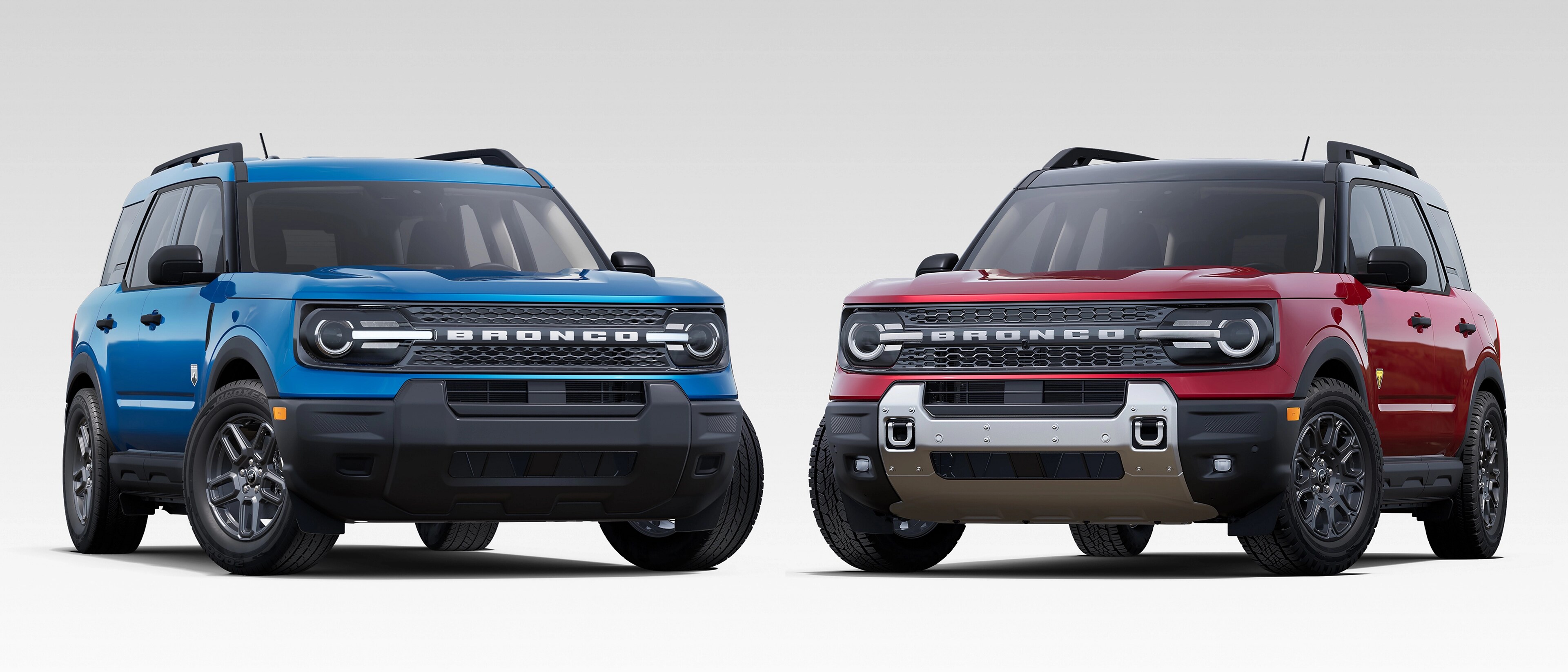 Deux véhicules Ford Bronco Sport® 2025 stationnés côte à côte en bleu et rouge