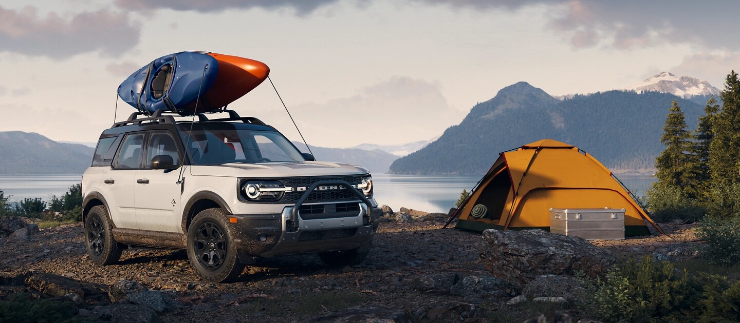 Ford Bronco Sport® 2025 stationné près d’un lac avec un kayak sur le toit