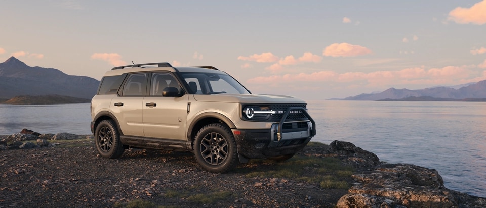 Ford Bronco Sport® 2025 stationné près d’un lac