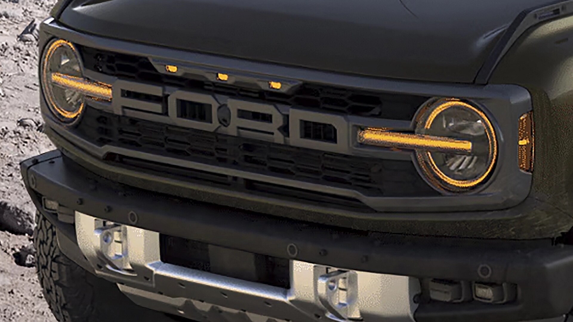 Vue avant d’un VUS Ford Bronco® Stroppe Edition 2025 stationné sur un paysage rocheux