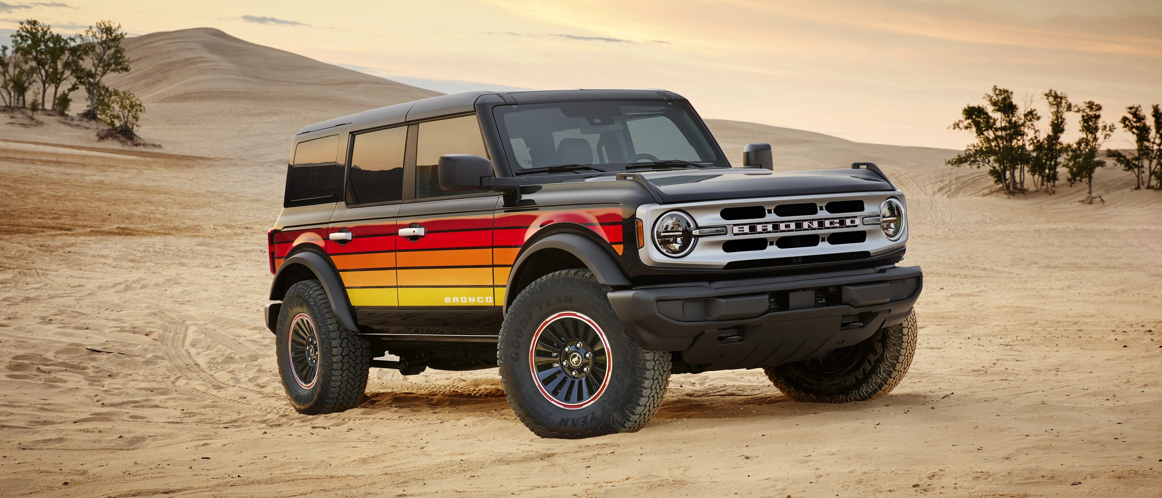 Un VUS Ford Bronco® 2025 avec l’ensemble décor Free Wheeling® installé