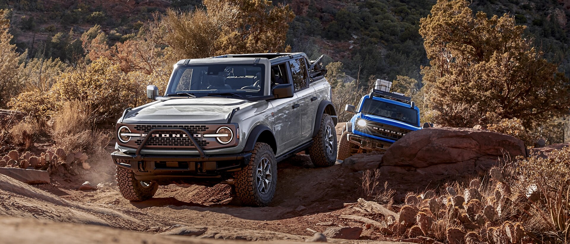Deux VUS Ford Bronco® 2025 circulant sur un sentier dans le désert