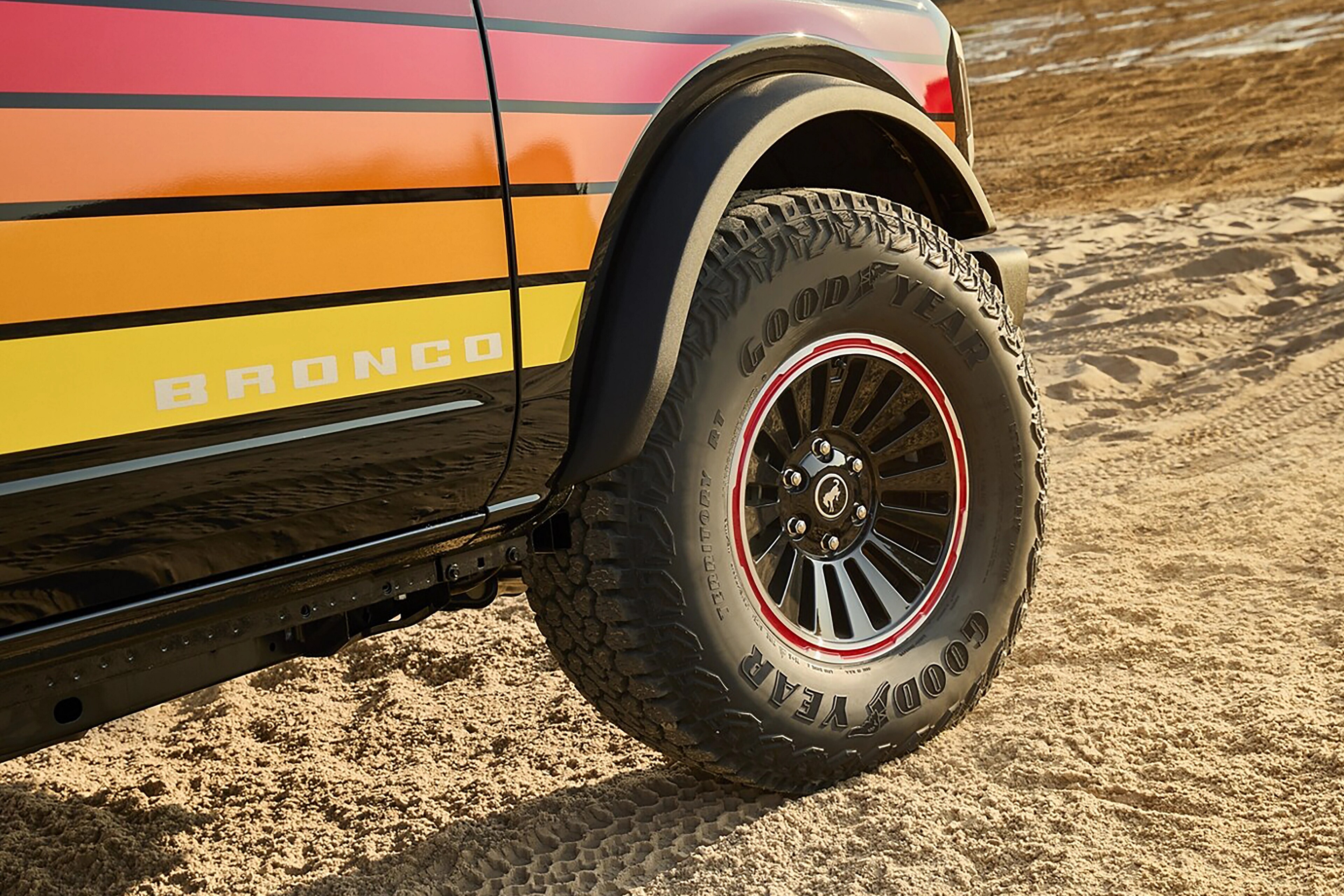 Gros plan sur la roue avant et l’aile d’un VUS Ford Bronco® 2025 avec ensemble décor Free Wheeling® installé