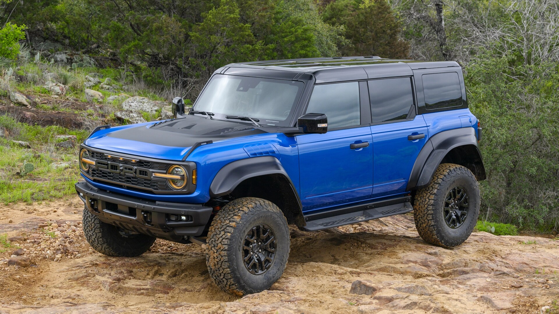 Un VUS Ford Bronco® 2025 stationné sur une colline boueuse dans la forêt