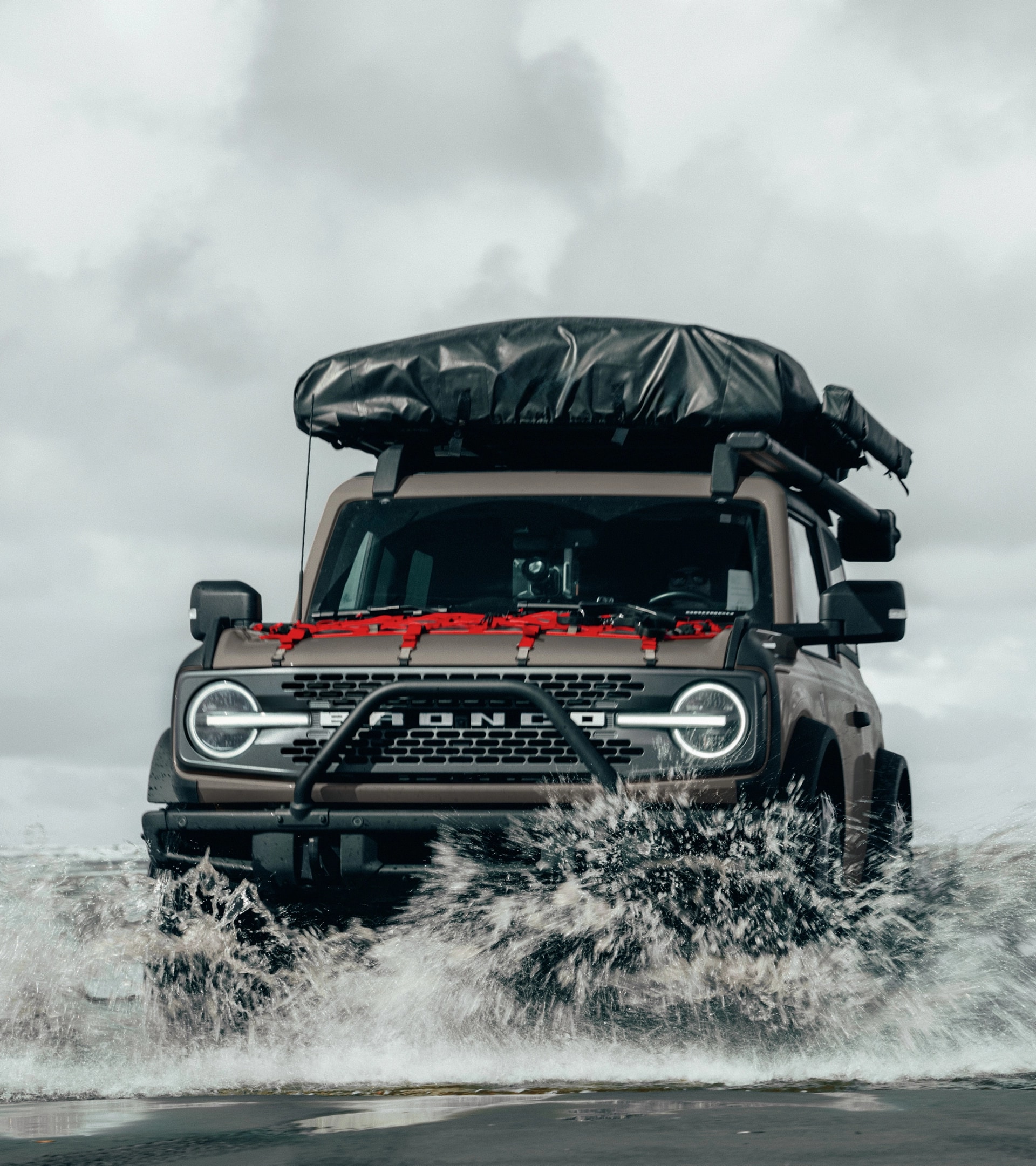 Un VUS Ford Bronco® 2025 circulant dans l’eau