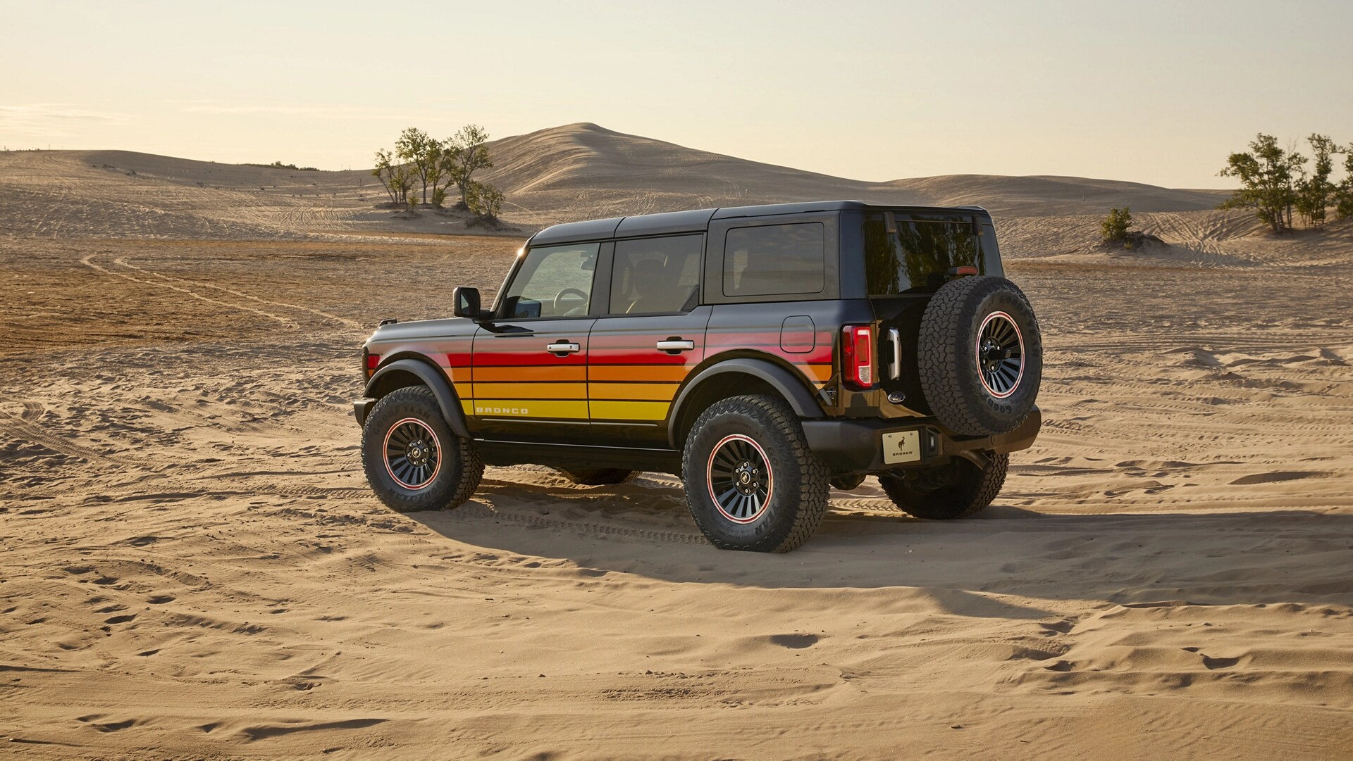 Un VUS Ford Bronco® 2025 stationné sur une plage de sable