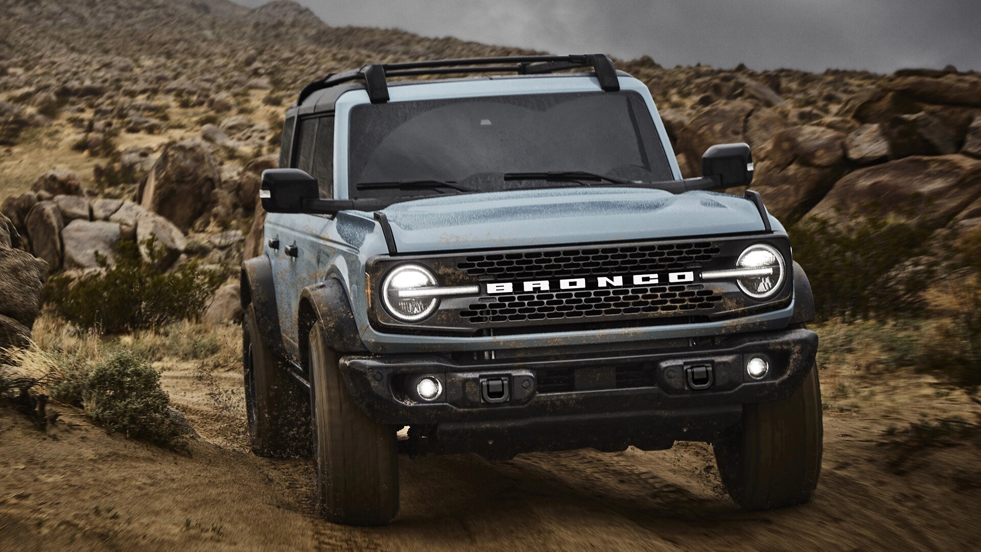 Un VUS Ford Bronco® 2025 circulant sur un sentier de terre dans le haut désert