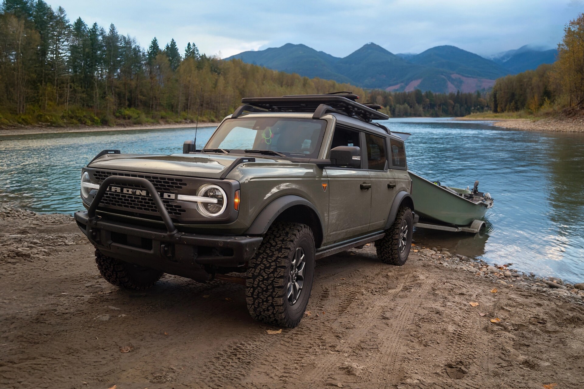 Un VUS Ford Bronco® 2026 tirant un bateau sur une remorque hors d’un lac