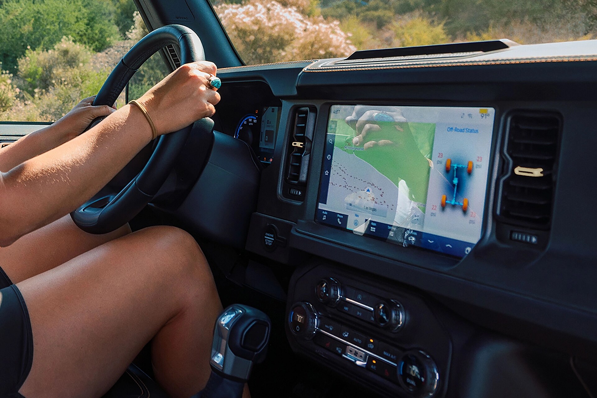 Gros plan sur l’écran central de 12 pouces d’un VUS Ford Bronco® 2026, affichant le statut tout-terrain.