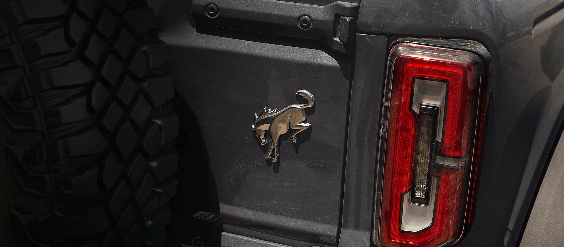 L’insigne Bucking Bronco à l’arrière d’un VUS Ford Bronco® 2026