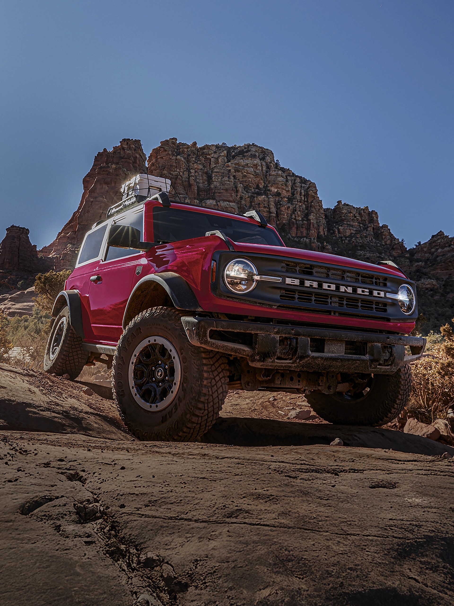 Un VUS Ford Bronco® 2026 avec l’ensemble Sasquatch® en option descendant une colline boueuse