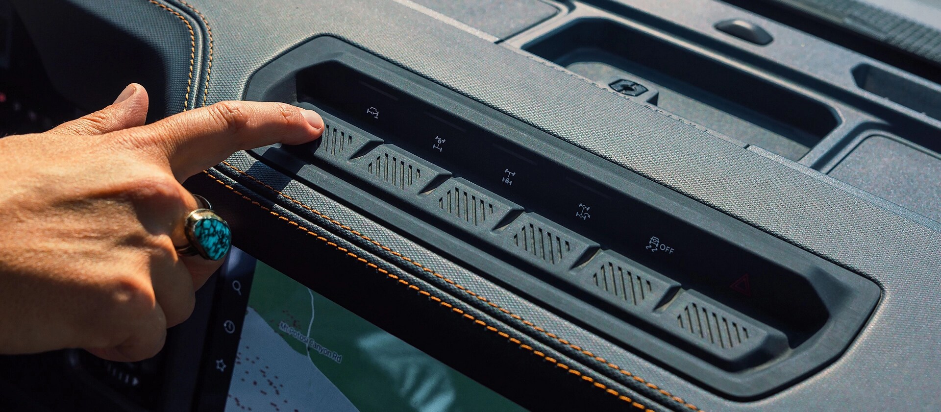 Un doigt appuyant sur l’un des boutons auxiliaires du VUS Ford Bronco® 2026