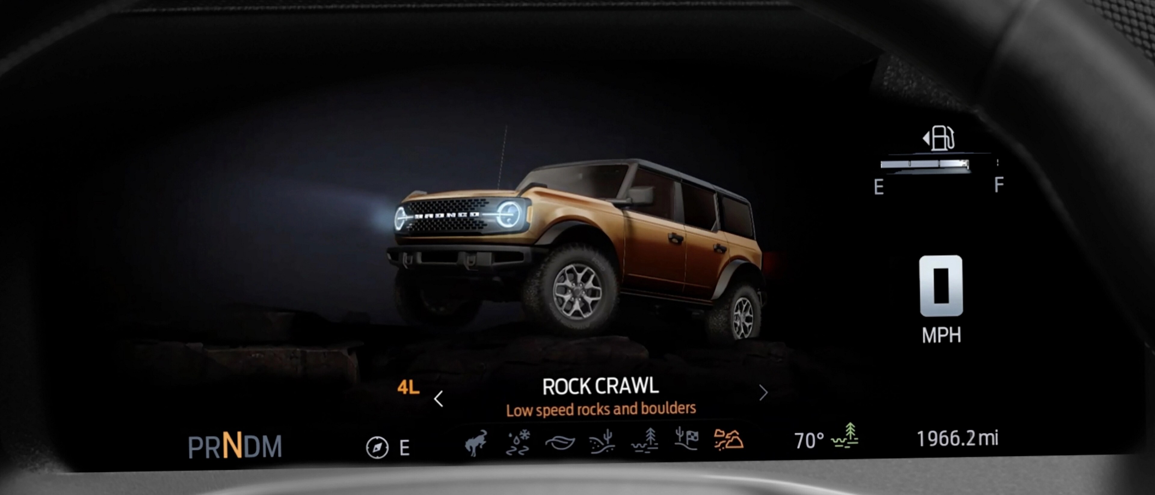 Le tableau de bord numérique d’un VUS Ford Bronco® 2026, affichant l’interface de sélection du mode de conduite.