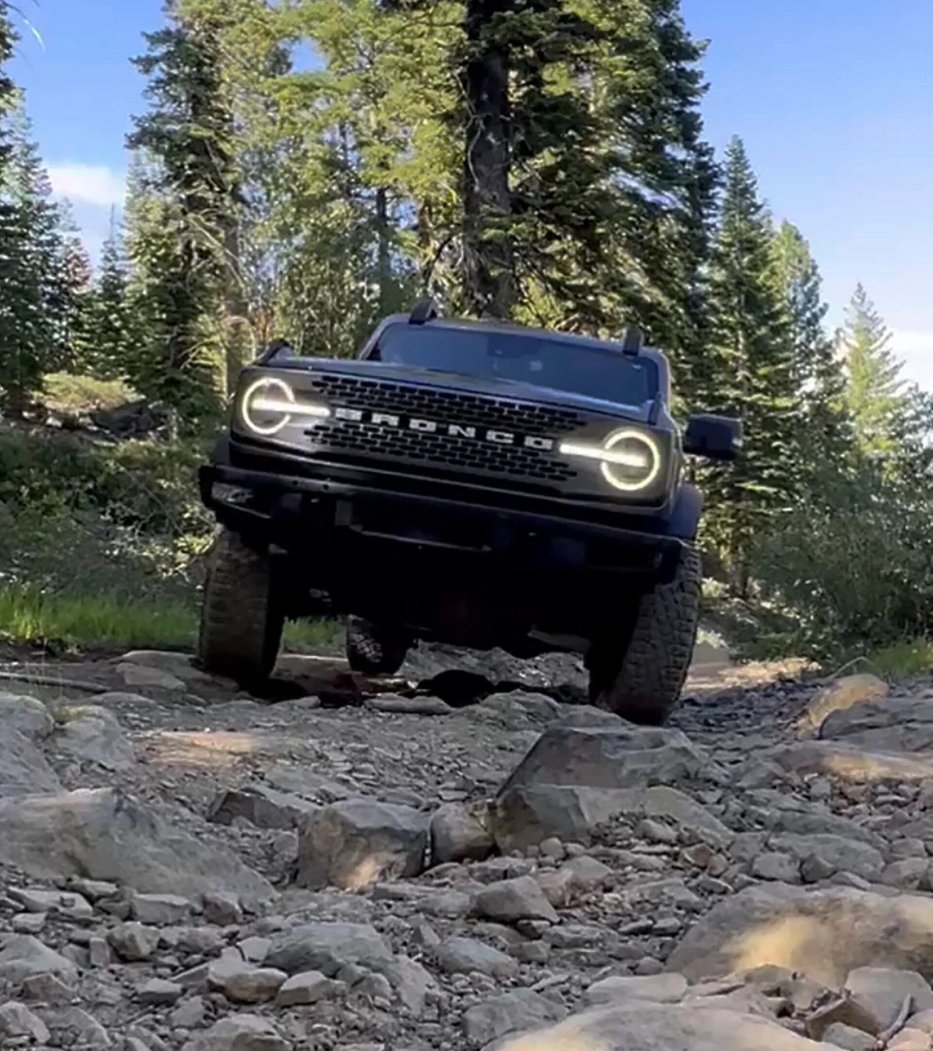 Un VUS Ford Bronco® 2026 roulant sur des rochers et des pierres dans un lit de rivière asséché