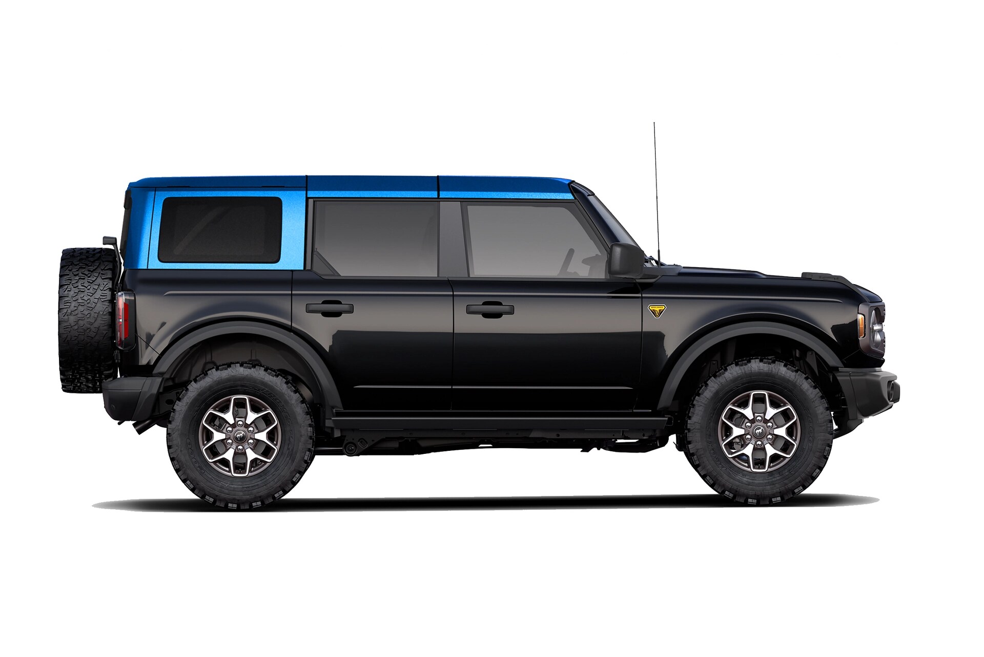 Un Ford Bronco® Badlands 2026 rouge rubis métallisé avec un toit peint en bleu vitesse métallisé.