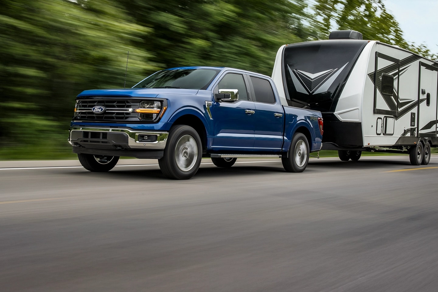 F-150 remorquant une maison mobile.