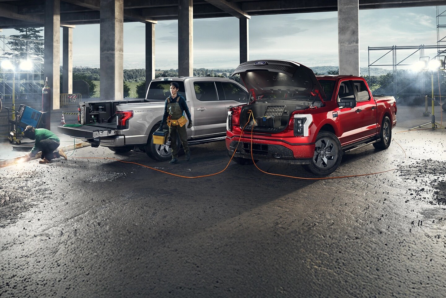 F-150 Lightning stationné avec le coffre avant ouvert.