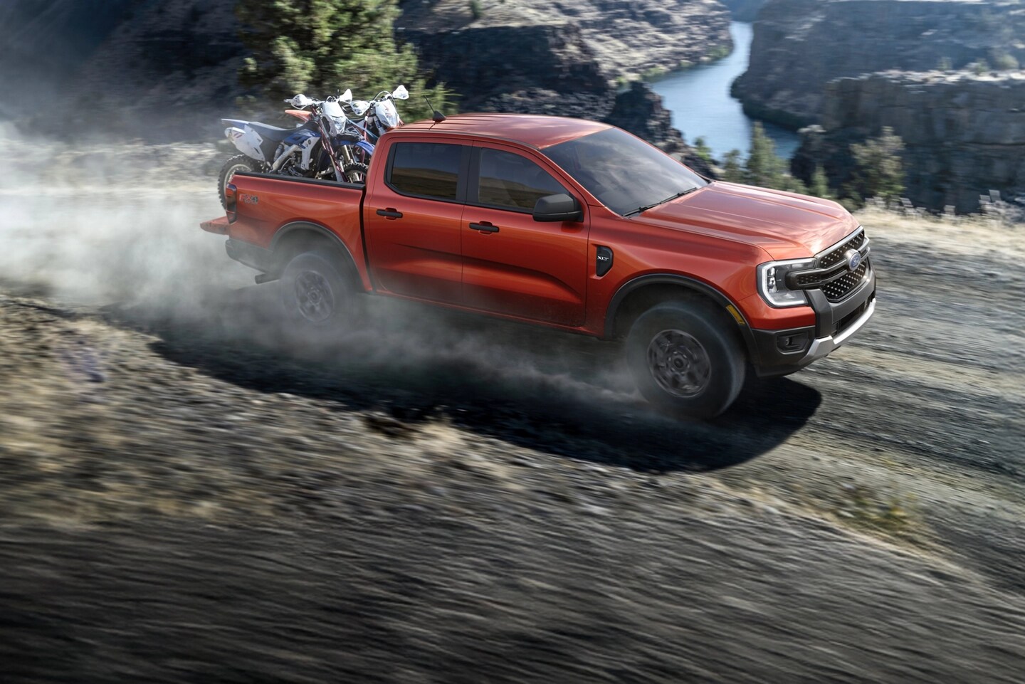 Ranger roulant sur une route de gravier.