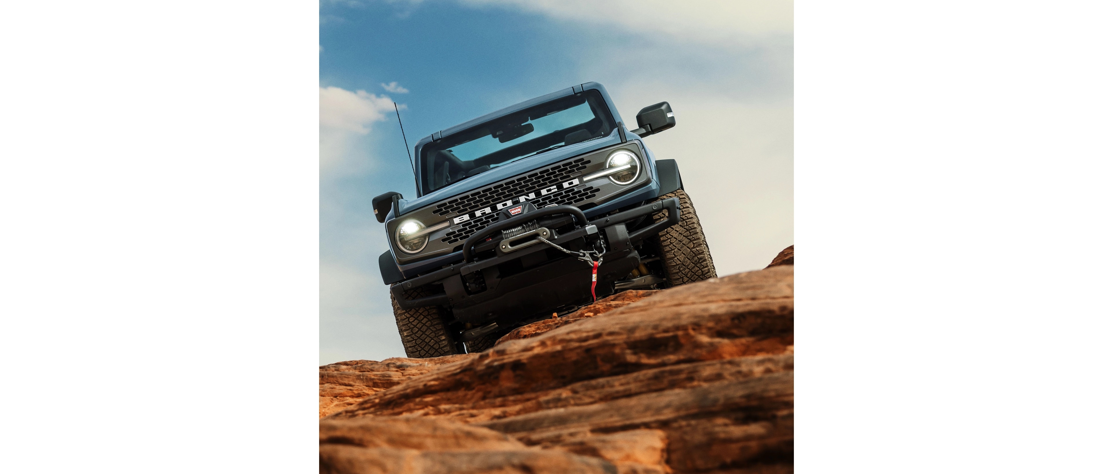 Vue avant d'un Bronco roulant sur un terrain rocheux.