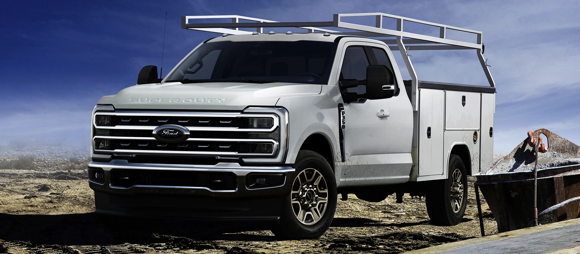 Un Ford Super Duty® à châssis-cabine 2026 présentant les fonctions d’éclairage à DEL et l’ensemble XL chromé
