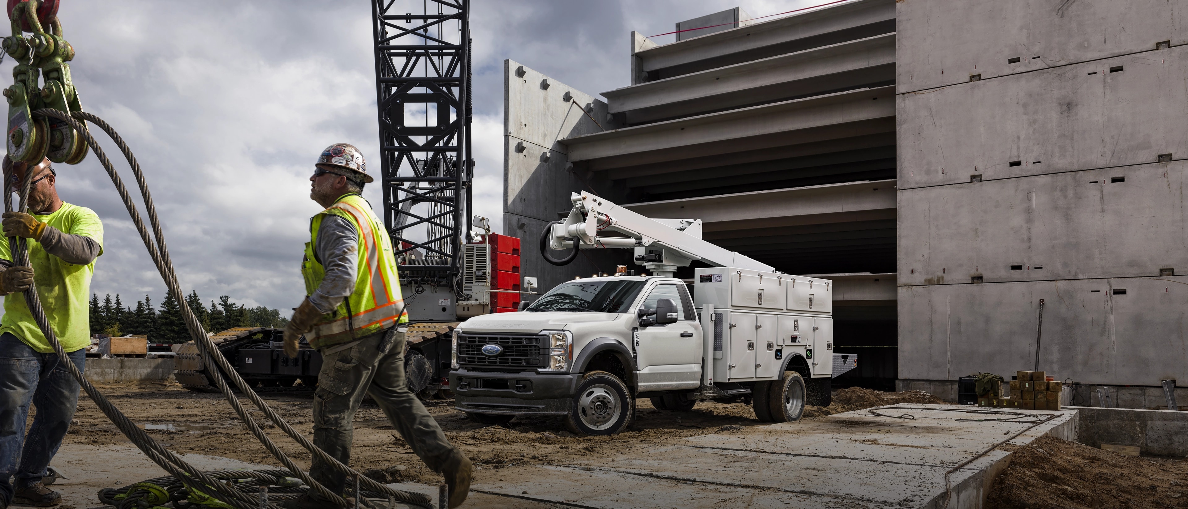Un Ford Super Duty® châssis-cabine 2026 avec rallonge de flèche et boîtier utilitaire.