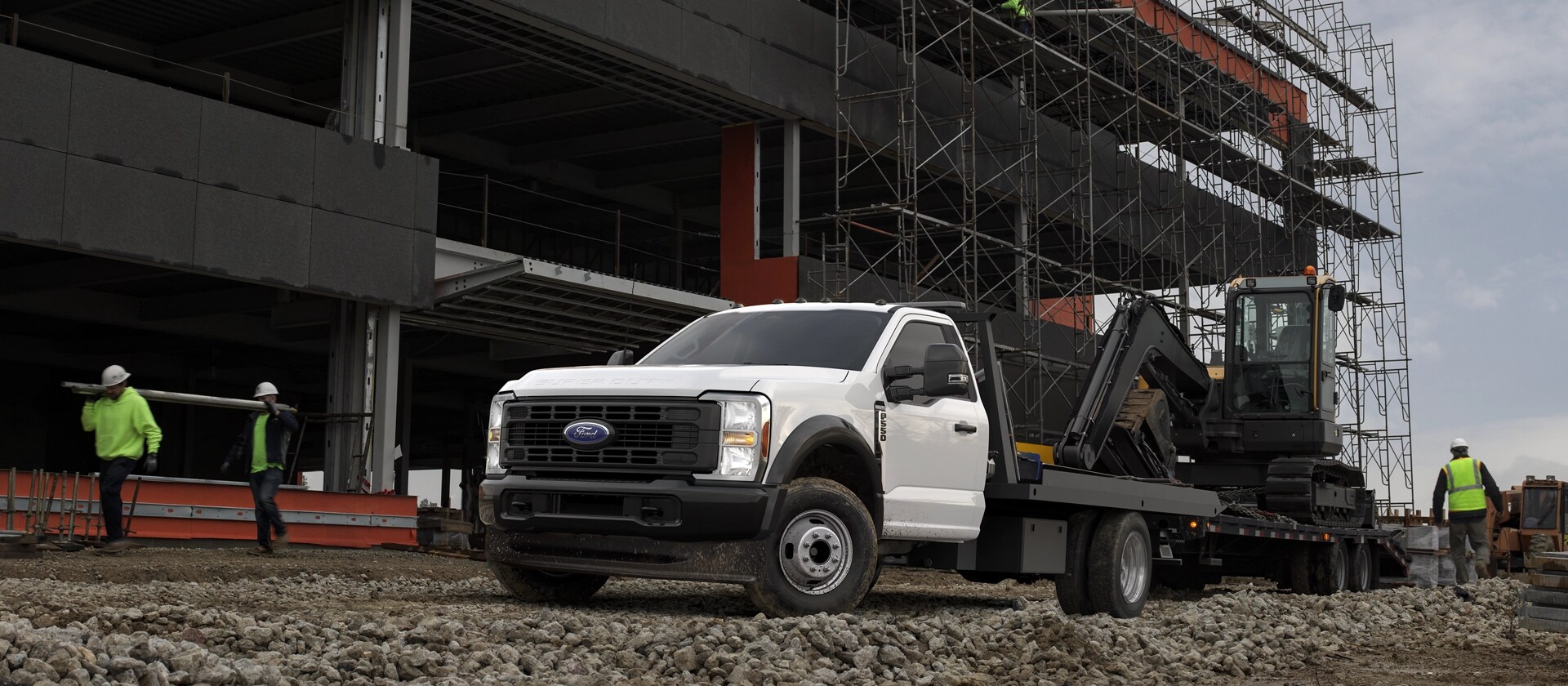 Un Ford Super Duty® châssis-cabine 2026 remorquant une excavatrice