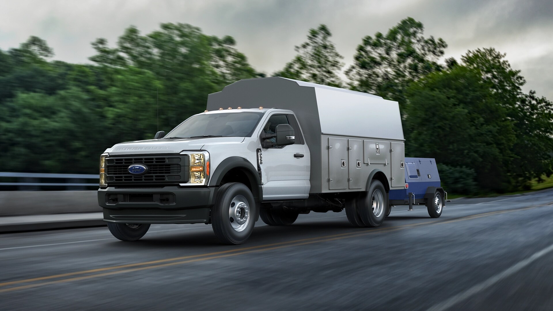 Un Ford Super Duty® à châssis-cabine 2026 remorquant une génératrice