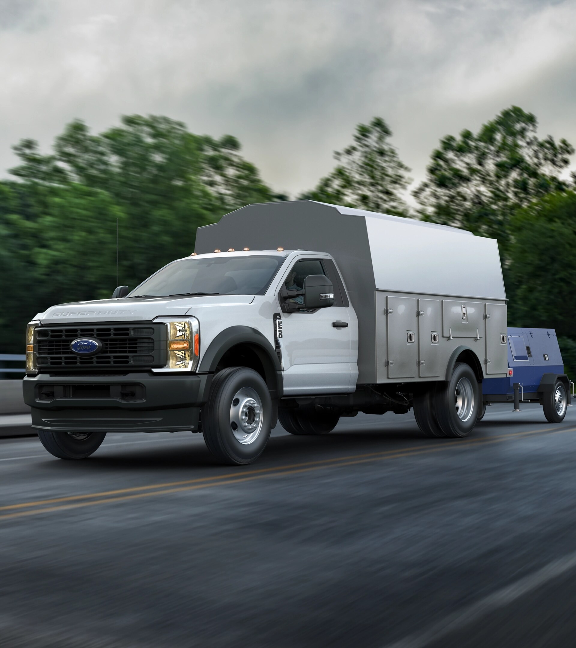 Un Ford Super Duty® à châssis-cabine 2026 avec un caisson utilitaire remorquant une génératrice