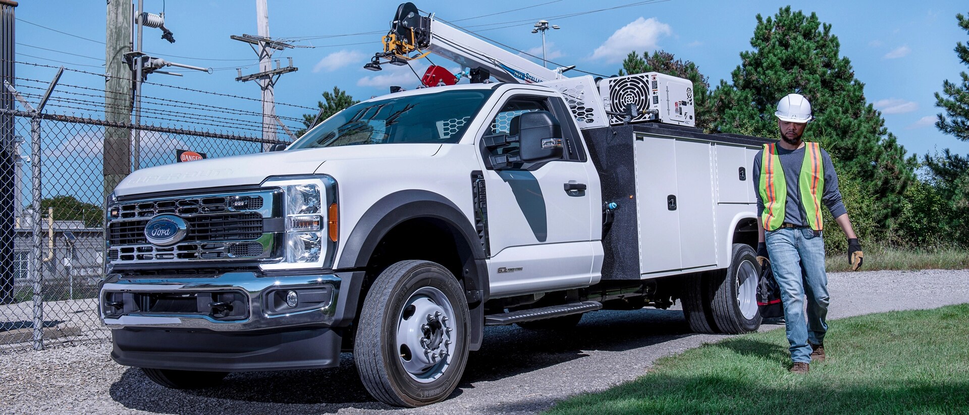 Un Ford Super Duty® à châssis-cabine 2026 avec une rallonge de flèche et un caisson utilitaire dessus
