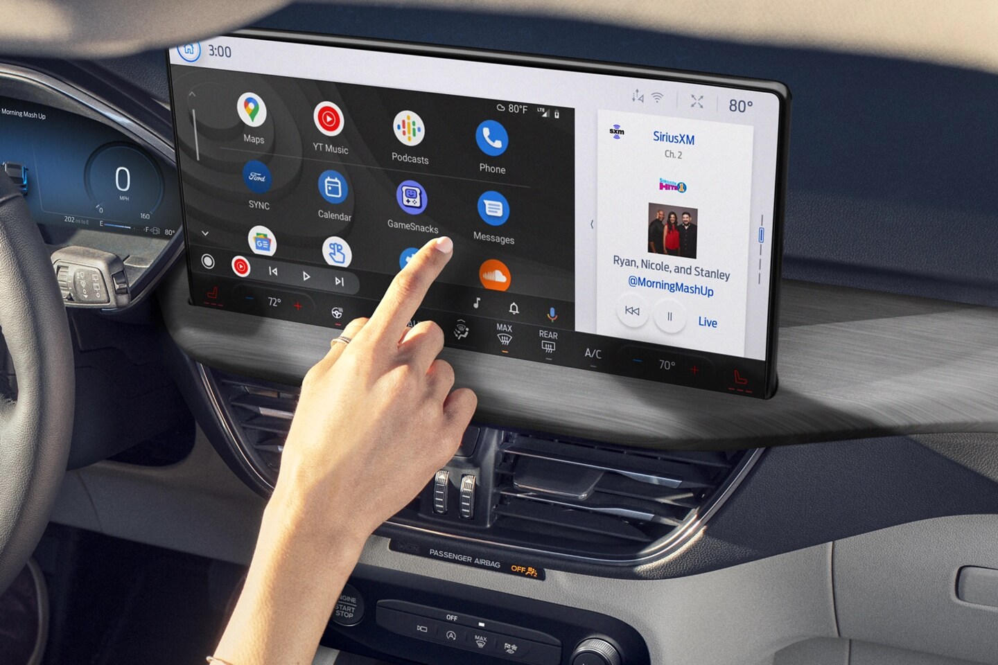 Personne interagissant avec l'écran tactile central dans un véhicule Ford