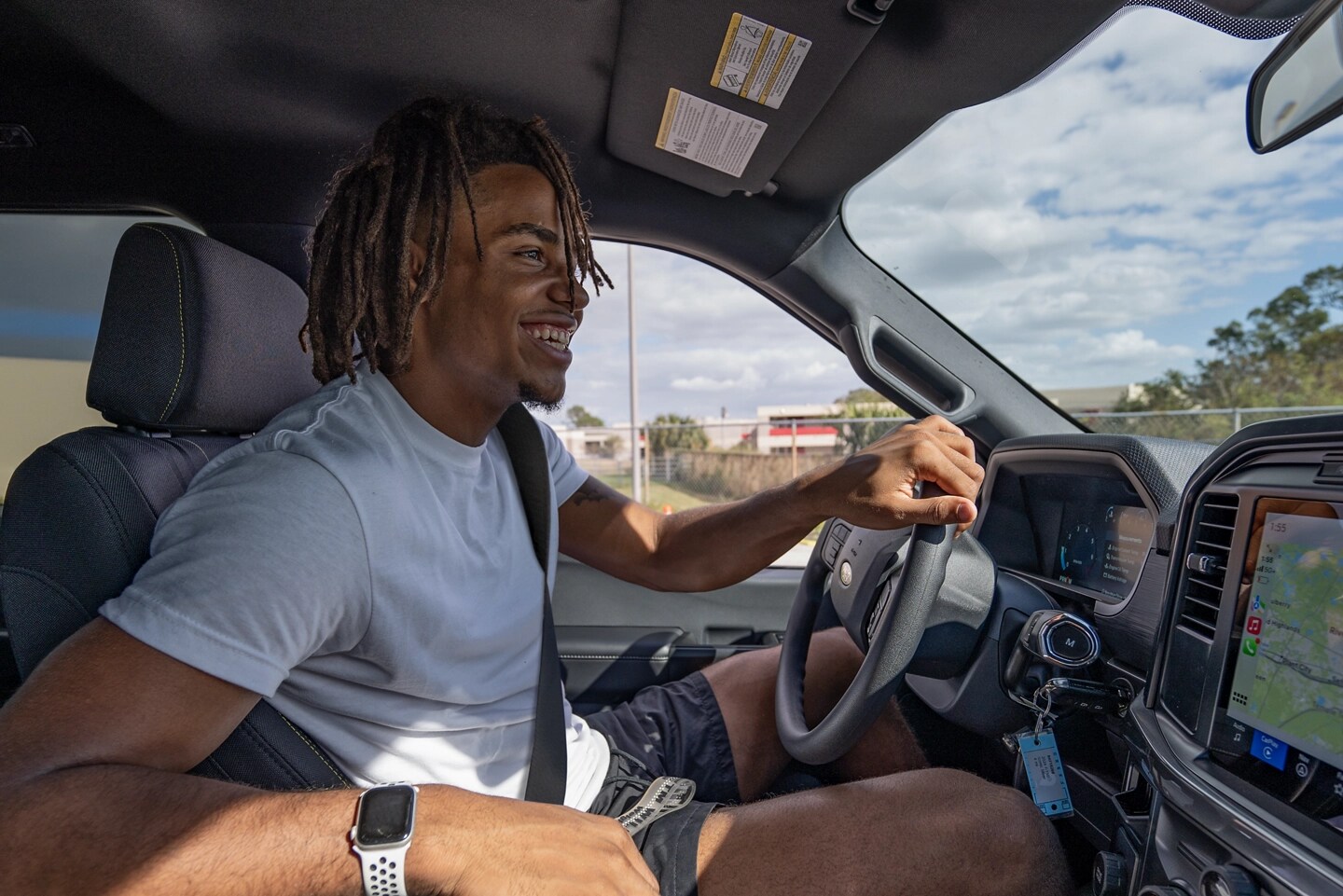 Personne conduisant un véhicule Ford