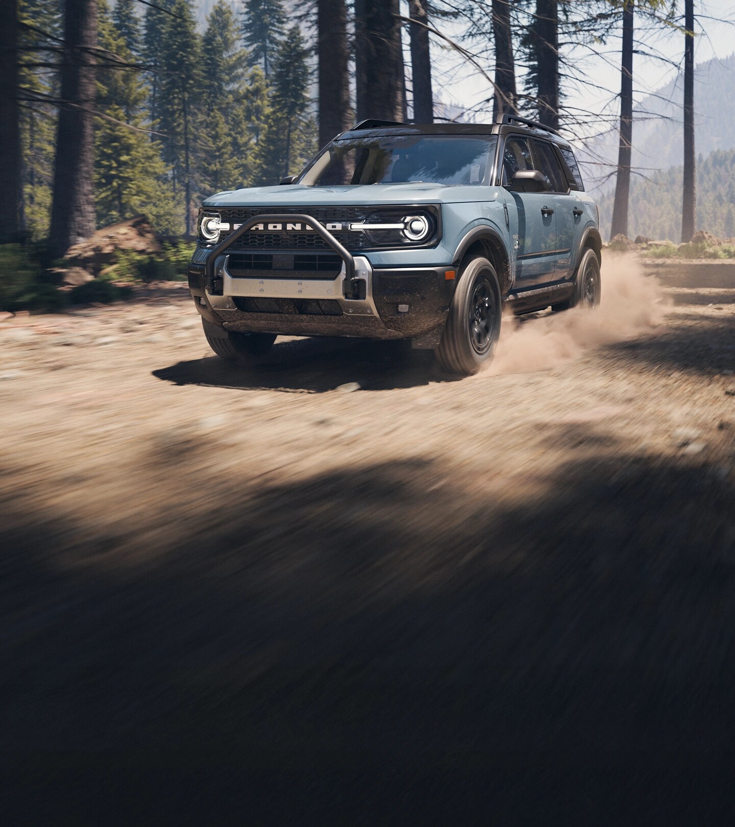Un Bronco Sport 2025 bleu roule dans la forêt