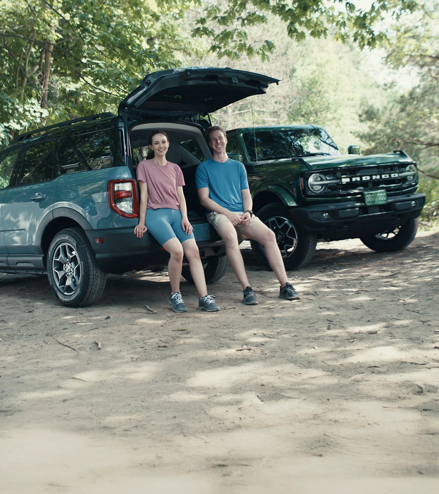 Deux employés de Ford du Canada près d’un Ford Bronco Sport 2025 et d’un Bronco 2025
