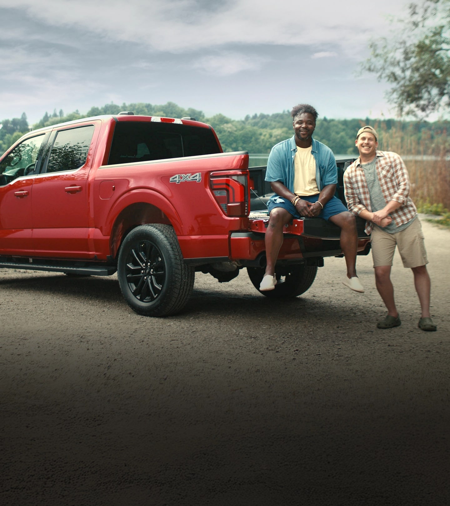 Deux employés de Ford du Canada près du Ford F-150 2025 