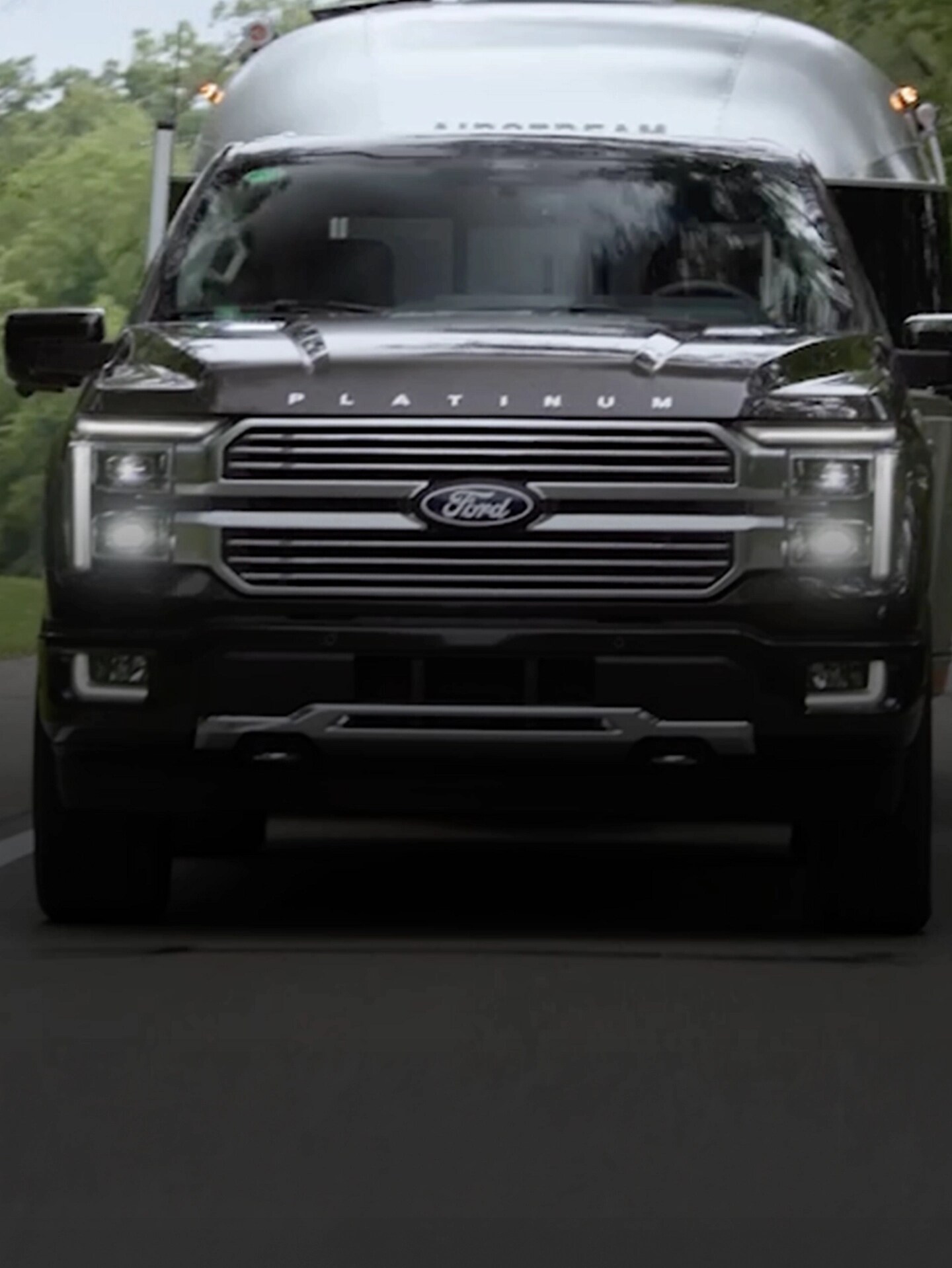 Camions et fourgonnettes Ford circulant sur différents types de terrain.